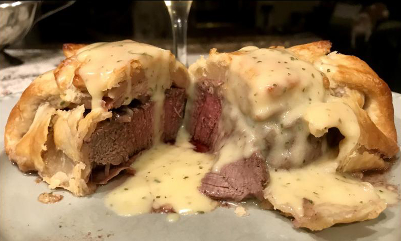 Beef Wellington with béarnaise sauce