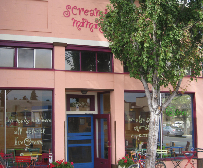 Outside view of Screamin' Mimi's Ice Cream in Sebastopol